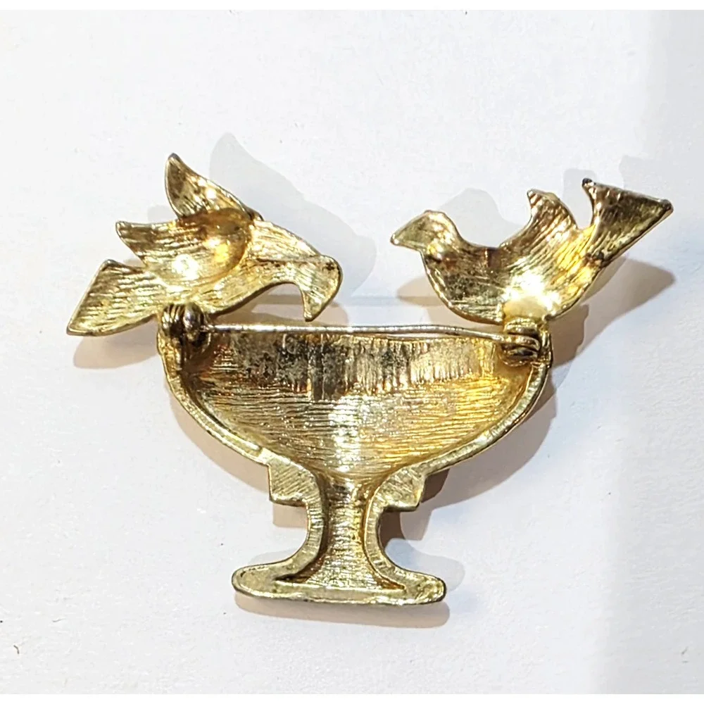 Vintage Gold Tone Clear Rhinestone Birds Drinking Birdbath Fountain Pin Brooch
